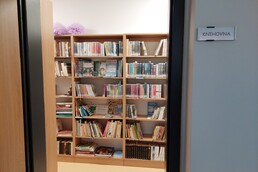 Vstup ze společenské místnosti do zázemí knihovny